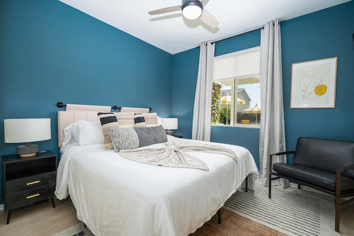 Esta habitación se encuentra como el dormitorio en solitario en el primer piso, para aquellos que buscan tener más espacio de las habitaciones restantes, estar más cerca de la acción del primer piso o simplemente evitar las escaleras. Aunque técnicamente no es un baño privado, el baño de abajo está justo afuera de la puerta.