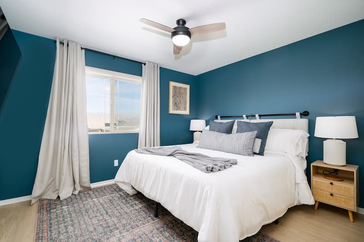 Este es el primer dormitorio en la parte superior de las escaleras a la izquierda, seguido de otros 2 dormitorios al final del pasillo.