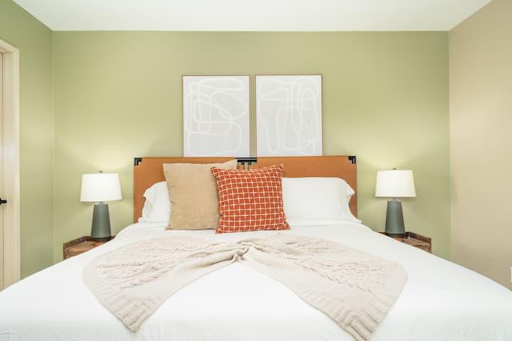 Este es el segundo baño privado (el dormitorio principal es el otro) y se encuentra en la parte superior de las escaleras a la derecha, ofreciendo un poco de privacidad de los 4 dormitorios restantes. Incluye TV, baño (ducha/bañera) y vestidor. 