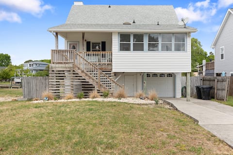Cozy Cottage on the Canal (Hot Tub, Kayaks & Pool)