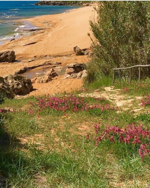 Apartment with beach access and garden