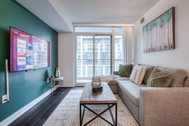 Bright & Stylish 2BR + Den in Downtown | CN Tower