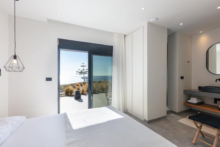 Тази спалня разполага и със затъмняващи завеси и директен достъп до самостоятелна тераса с кът за сядане