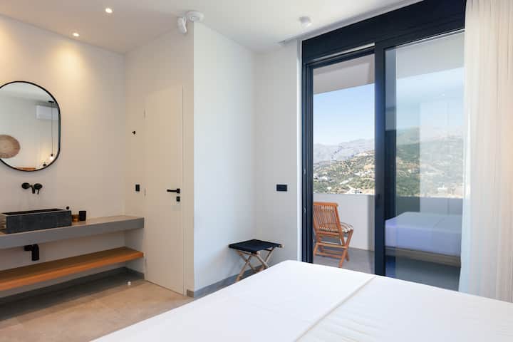 Втората спалня, макар и в непосредствена близост до основната къща, предлага пълно уединение със специален самостоятелен вход и без вътрешна връзка с основната сграда