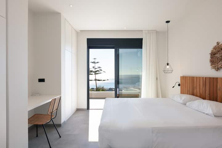 Тази спалня разполага с двойно легло king size и самостоятелна баня с душ