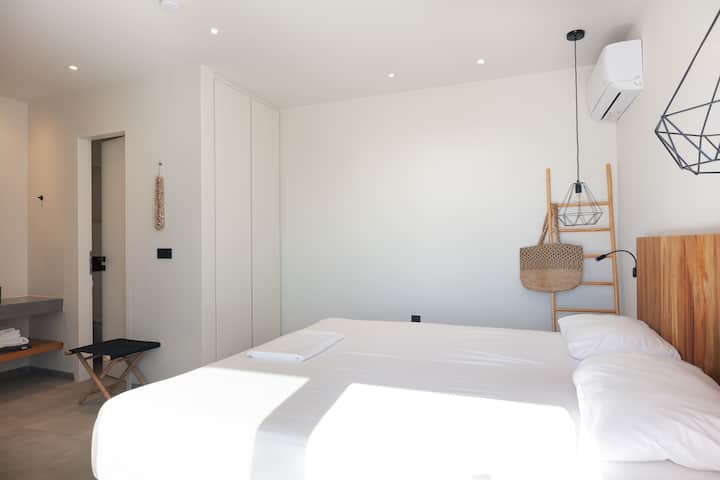 Тази спалня разполага с двойно легло king size и самостоятелна баня 