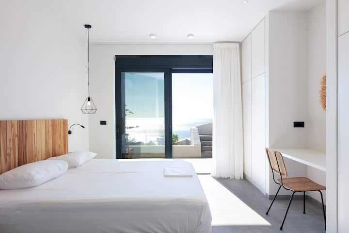 Тази спалня се намира на долното ниво на басейна,  със собствен самостоятелен вход чрез плъзгаща се балконска врата