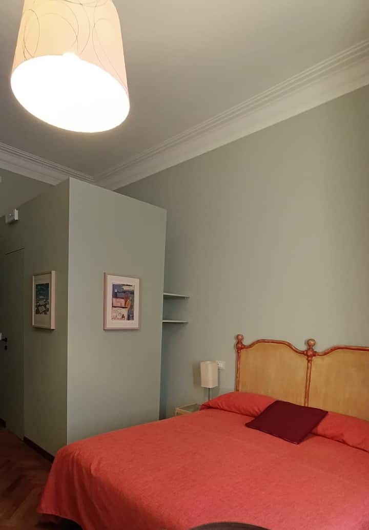 Camera toret (in Piedmontese it is pronounced turet) is a compact double, with en-suite bathroom