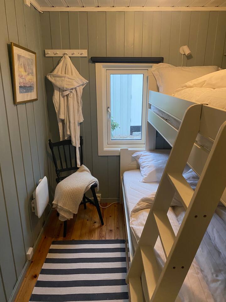 سرير عائلي مع 120 سم في سرير سفلي و 90 سم في السرير العلوي