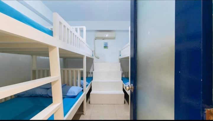 Este es el dormitorio 3, totalmente climatizado e ideal para un máximo de 16 personas, con un baño privado donde puedes ducharte y usar el inodoro.


Nota: Trae artículos de cocina y comedor y todos los artículos personales (toallas, jabón, champú, etc.)