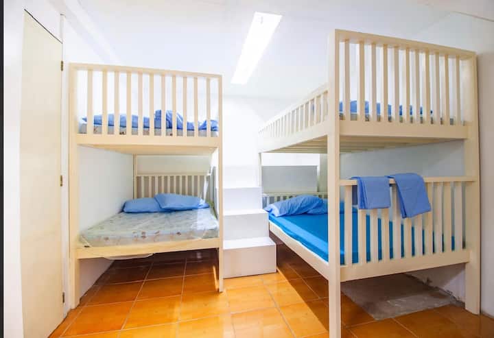 Este es el dormitorio 4, totalmente climatizado e ideal para un máximo de 20 personas, con un baño privado donde puedes ducharte y usar el inodoro.


Nota: Trae artículos de cocina y comedor y todos los artículos personales (toallas, jabón, champú, etc.)