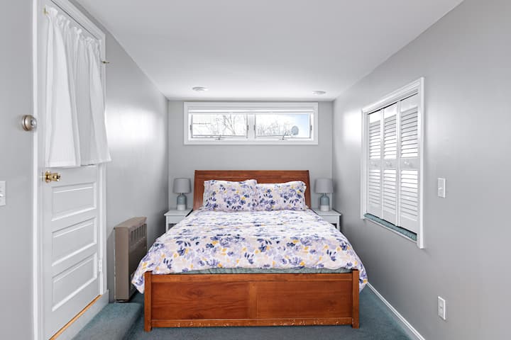 Dhomë gjumi me diell mbrapa.