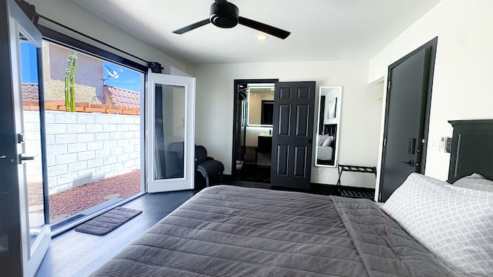 Hilltop Suite · Private Entry · Pool · Strip View - Las Vegas, NV