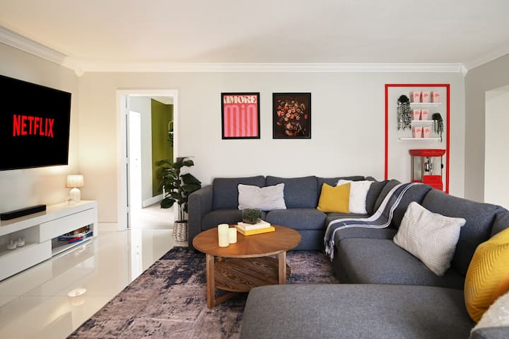 Მისაღები ოთახი გასაშლელი დივნით, 75'' სმარტ-ტელევიზორით, ვინტაჟური პოპკორნის აპარატით, Bluetooth დინამიკითა და სამაგიდო თამაშებით გასართობად ქალაქში.