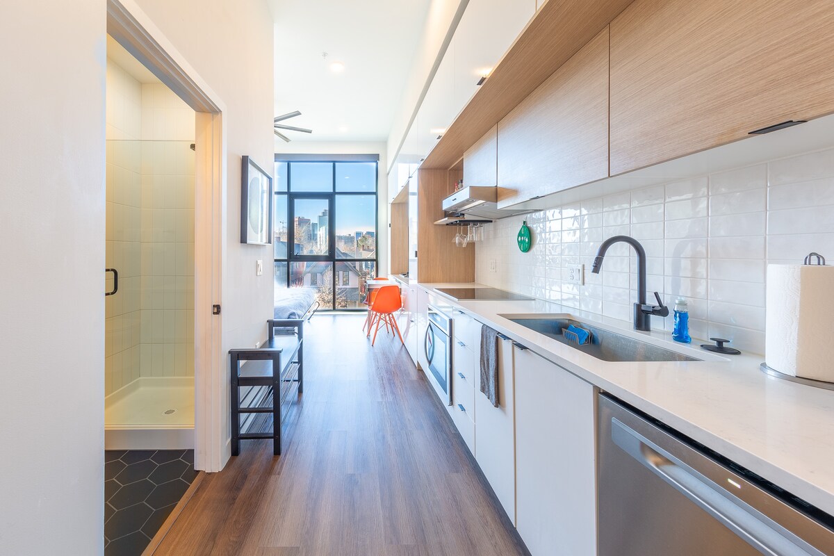 Top Airbnb: King Suite with Downtown View in City Park West