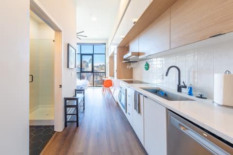 Top Airbnb: King Suite with Downtown View in City Park West