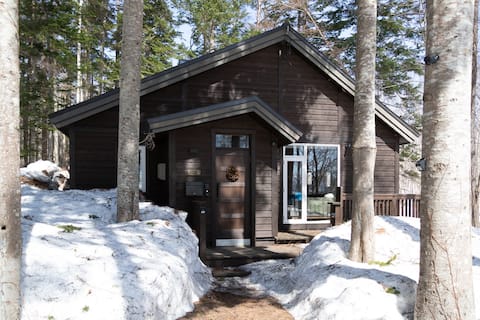 Kamoshika かもしか - ski cabin nestled in the forest