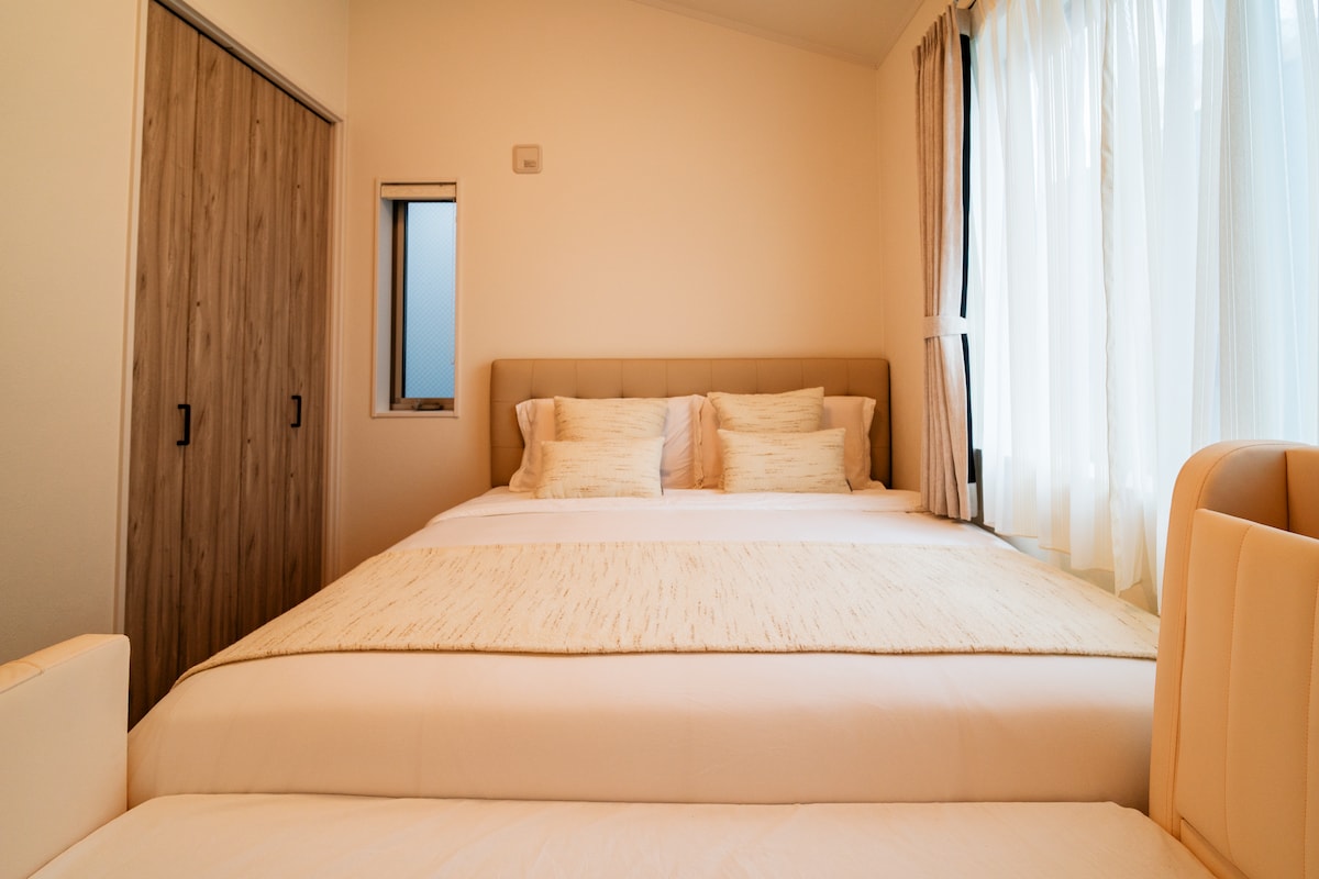 קומה 3: מיטה זוגית 1.8 מ' ומיטת תינוק 1.5 מ'