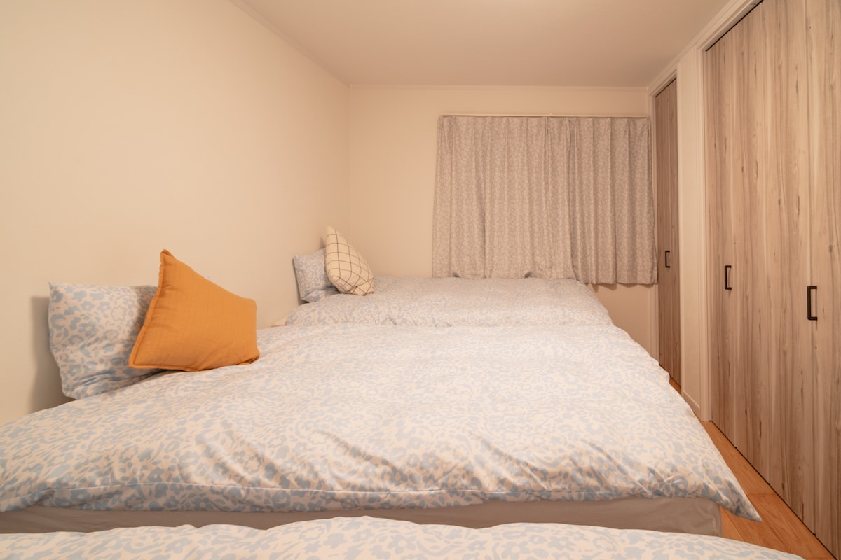 קומה 1: שלוש מיטות יחיד בגודל 1.2 מ'