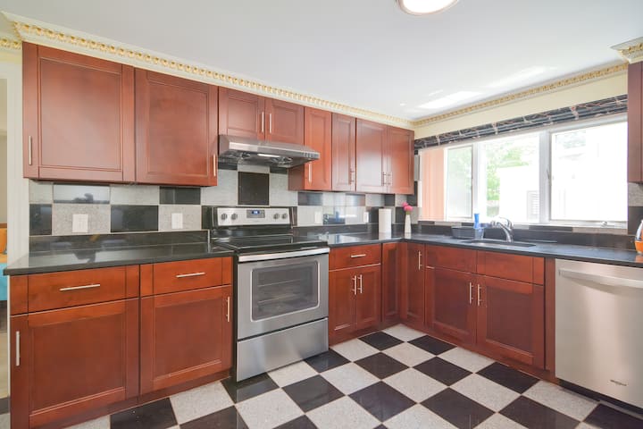 Quincy House - Queen Bed - B101 - Quincy, MA