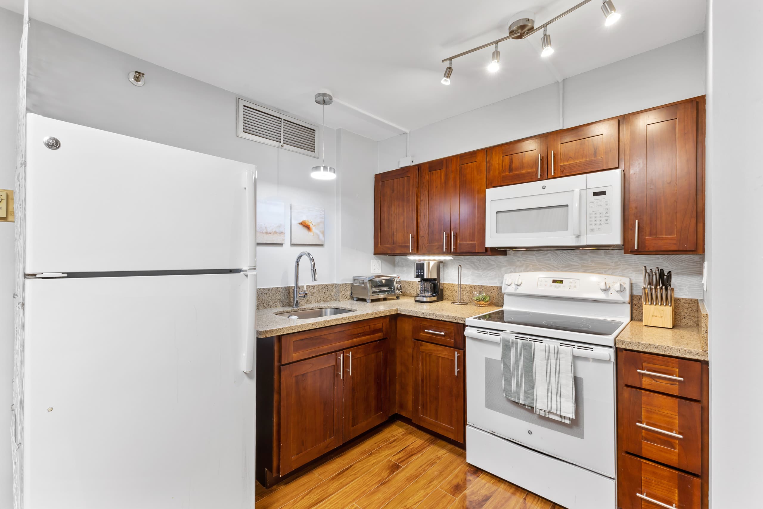 Free Parking! Chic 1BR in Central Downtown - Image 3