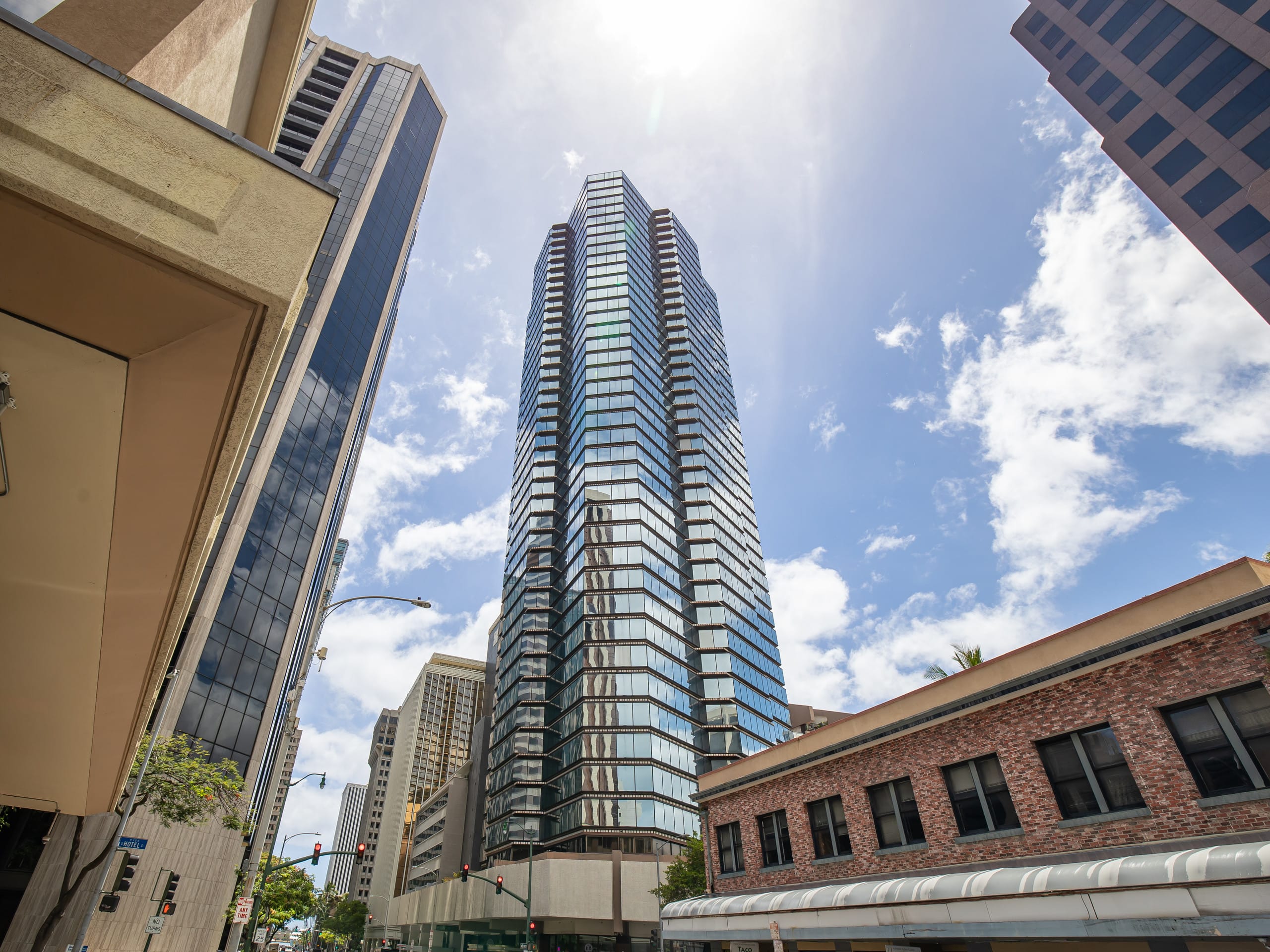 Free Parking! Chic 1BR in Central Downtown - Image 21