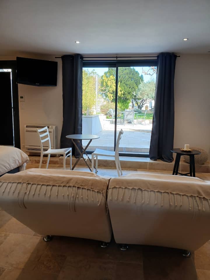 Love Room Avec Jacuzzi Et Hammam, "Domaine 669" - Alès
