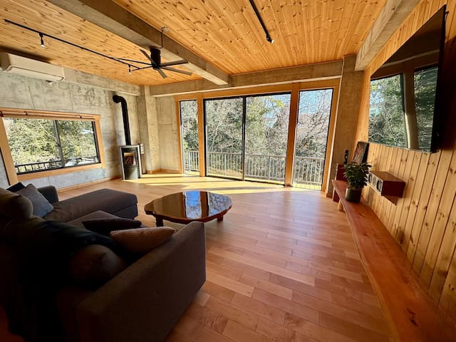 Cozy spacious suite by the creek/TateyaVacation120