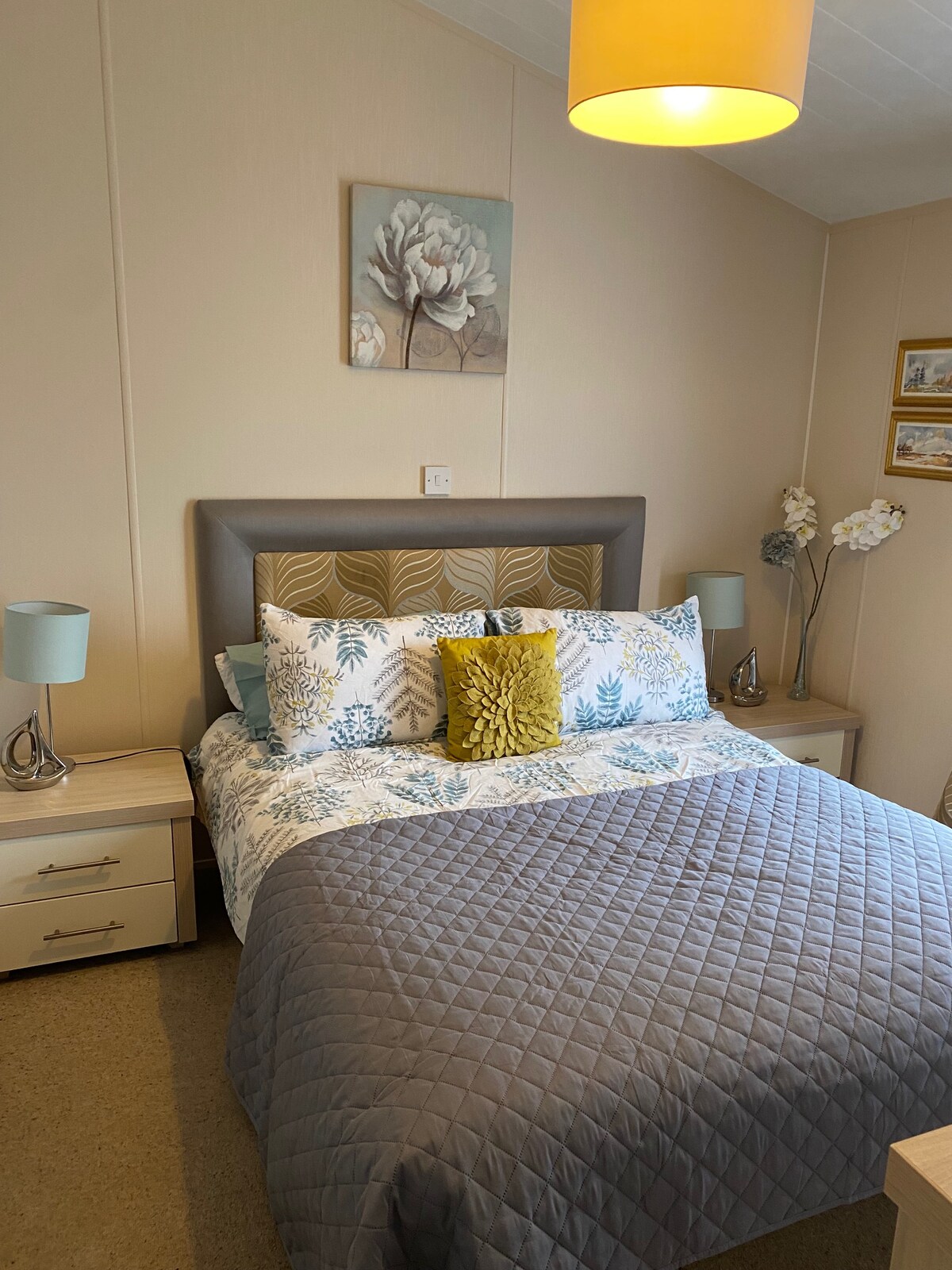 Მთავარი საძინებელი, რომელსაც აქვს გასეირნება გარდერობში და ნიჟარა, უნიტაზი და საშხაპე