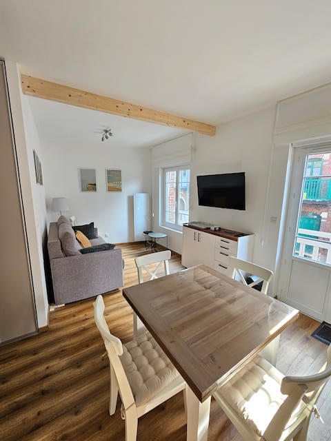 Popular Airbnb listing: Apartment with side sea view in Mers Les Bains