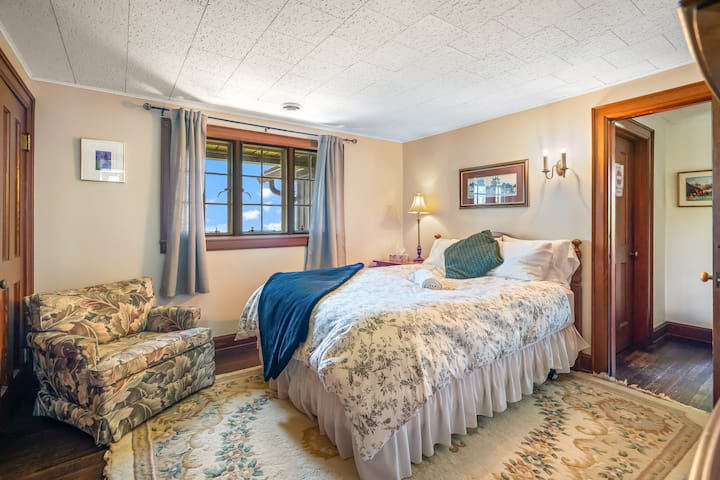 Втора спална соба со брачен кревет (широк 150-179 см) и поглед кон езеро 