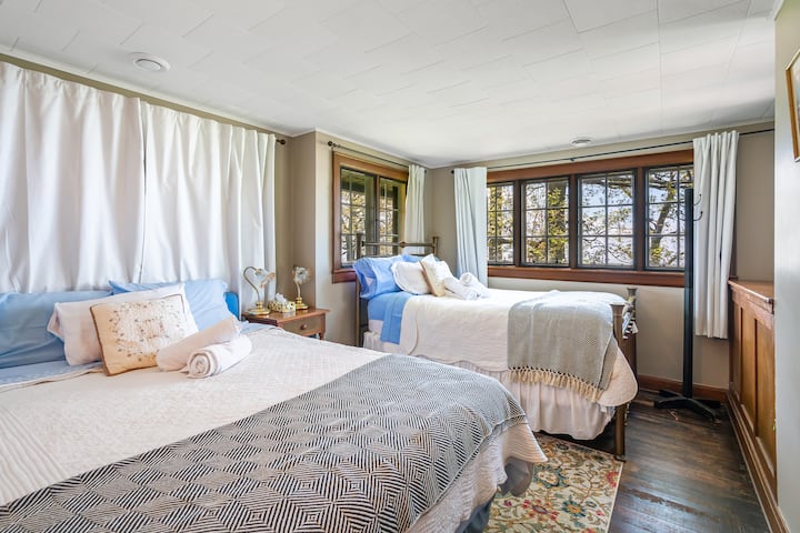 Спална соба со еден брачен кревет (широк 150-179 см) и еден брачен кревет (широк 180 