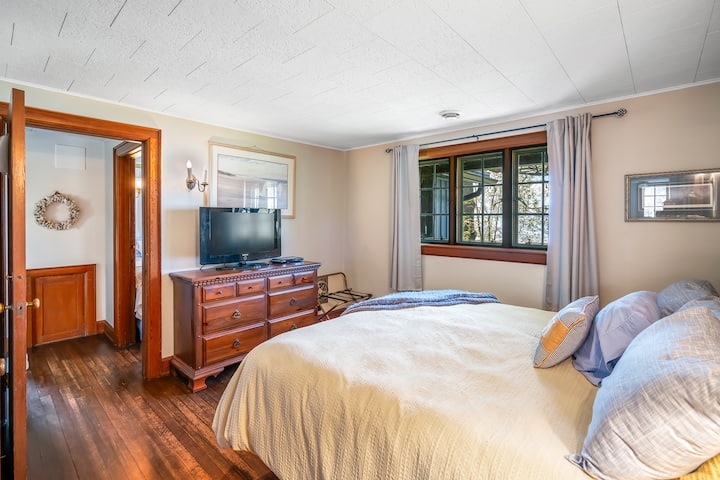 Основна спална соба со телевизор и брачен кревет (широк 150-179 см)