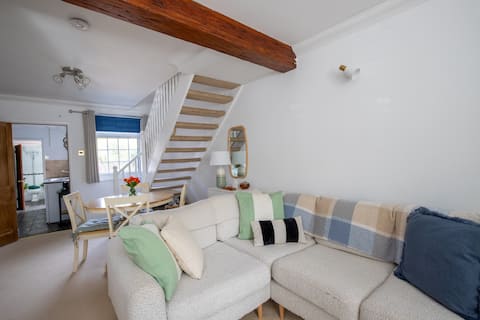 Top performing Airbnb: The Little House close to Gatwick Airport. in Reigate And Banstead
