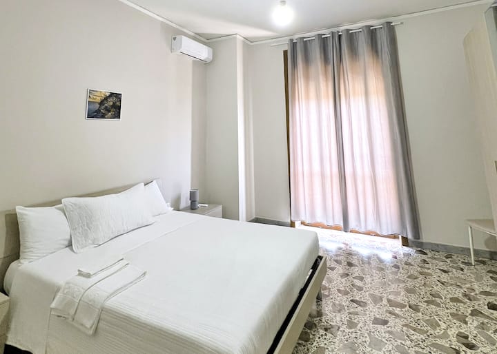 Habitación grande y luminosa, con cama doble, almohadas adicionales, armario, cómoda y mesitas de noche con lámparas. Con un gran balcón, ideal para respirar aire fresco o relajarse al aire libre. Aire acondicionado para garantizar la comodidad en todas las estaciones.