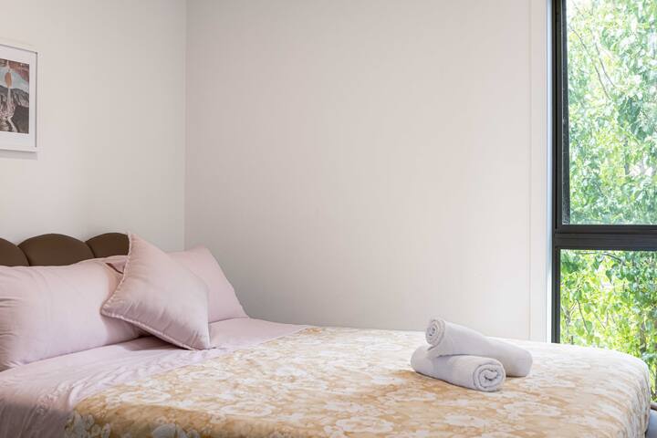 Entra nella nostra camera degli ospiti semplice e pulita, un rifugio perfetto per i viaggiatori. Il design minimalista garantisce un ambiente ordinato, promuovendo il relax. Il comodo letto, abbinato a lenzuola croccanti, garantisce una buona notte di sonno.