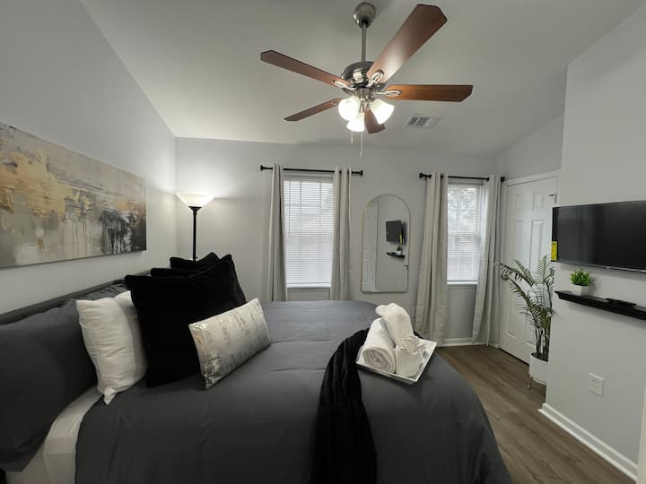 Awesome 2br Townhome W/king Bed & Pool - Charlotte, NC