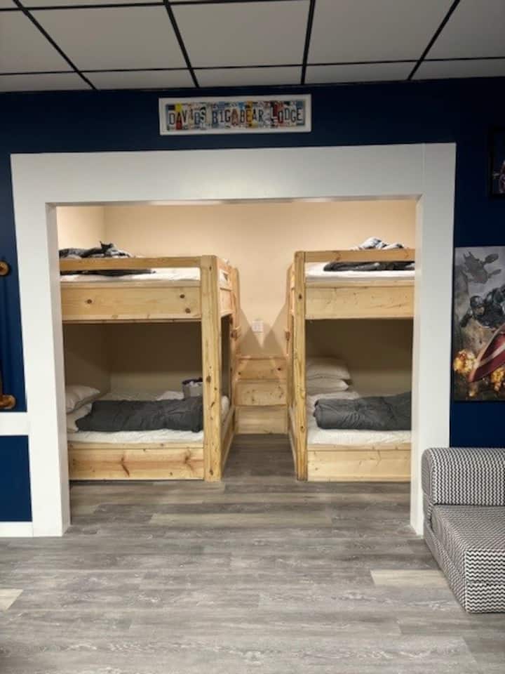 Nije na slici - zbog privatnosti su postavljene zavjese za zamračivanje. Stara su vrata uklonjena zbog zaštite od požara, ali to je i dalje odličan prostor za djecu!