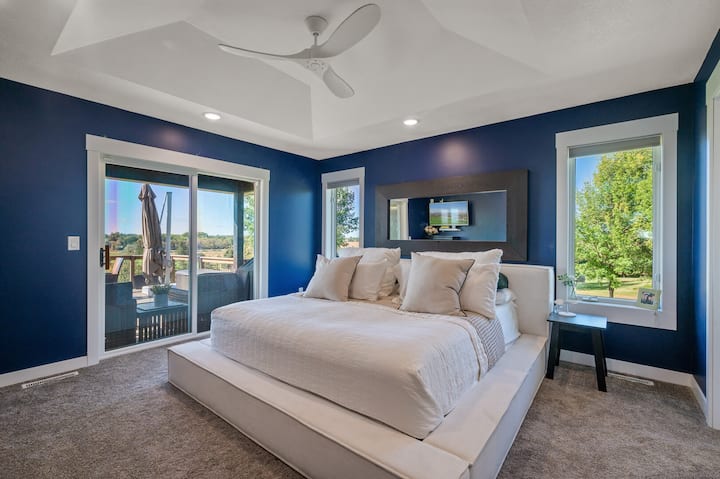 Cama tamaño king con cómoda y baño principal privado completo. Puerta de salida a la terraza extragrande. 