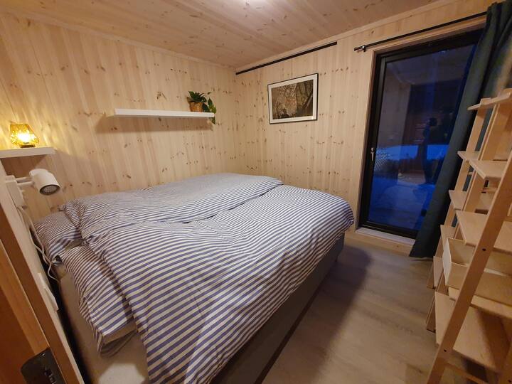 En este dormitorio encontrarás 2 camas individuales de somier. Puedes deslizarlas por separado entre sí o entre sí como desees. Hay 2 armarios para almacenar cosas.
