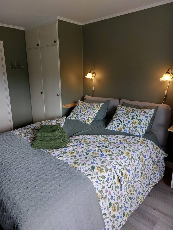 配备标准双人床和四季床上用品。包括毛巾。