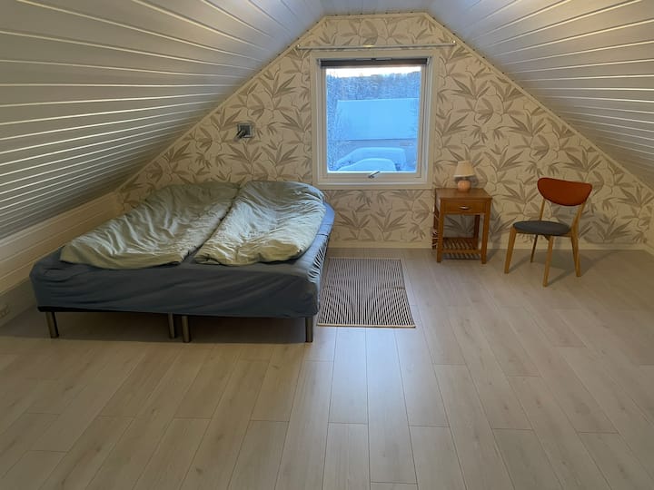 เตียงคู่ 1 หลัง (180 ซม.) ซึ่งอาจกลายเป็นเตียงเดี่ยวขนาด 90 ซม. 2 เตียงบนที่นอน 3 เตียงหันหน้าไปทางทิศตะวันออก