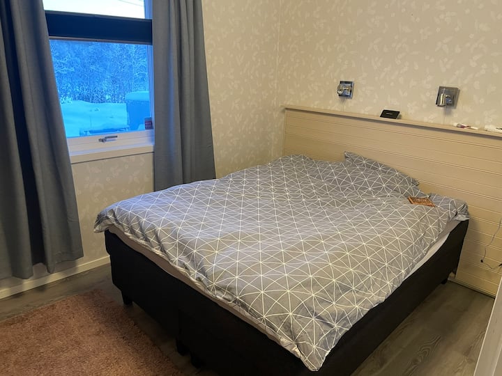 ห้องนอน 1 ตั้งอยู่ที่ชั้น 1 ถัดจากห้องน้ำ 1