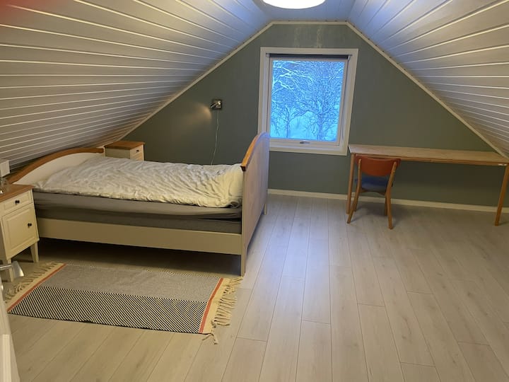 เตียงคู่ (150 ซม.) บนที่นอน 2 หลังหันหน้าไปทางทิศตะวันตก