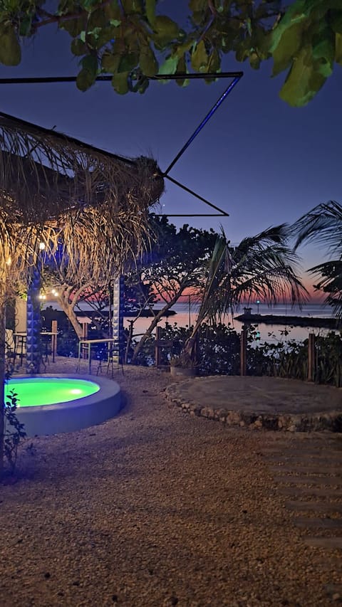 Oceanfront accommodation, 4 bedrooms, pool