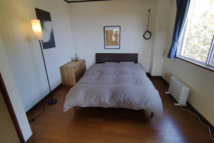 この客室は「ブルールーム」と呼ばれ、青い太平洋に面しています。 ゲストがダブルベッドを共有したくない場合は、同じ部屋に追加の布団マットレスを配置することができます。