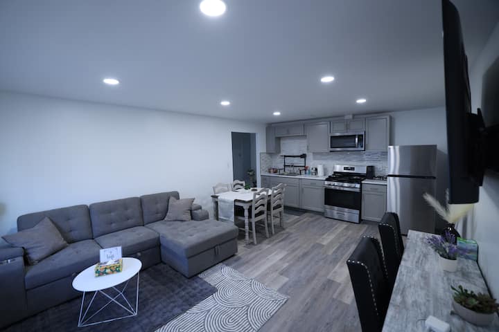 2 Bedroom 1.5 Bathroom Apt. 25-30 Min From Nyc - Queens, NY