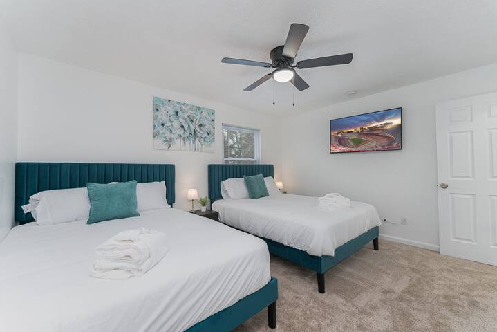 Pondside Retreat 4BR w/ Hot Tub & Pool Table & BBQ gallery image 3