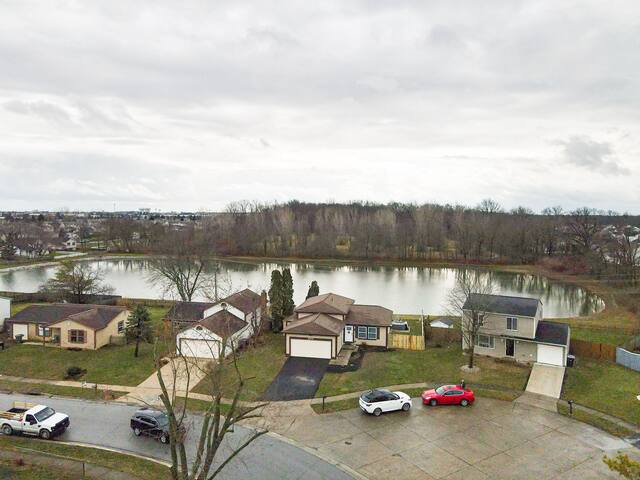 Pondside Retreat 4BR w/ Hot Tub & Pool Table & BBQ gallery image 2