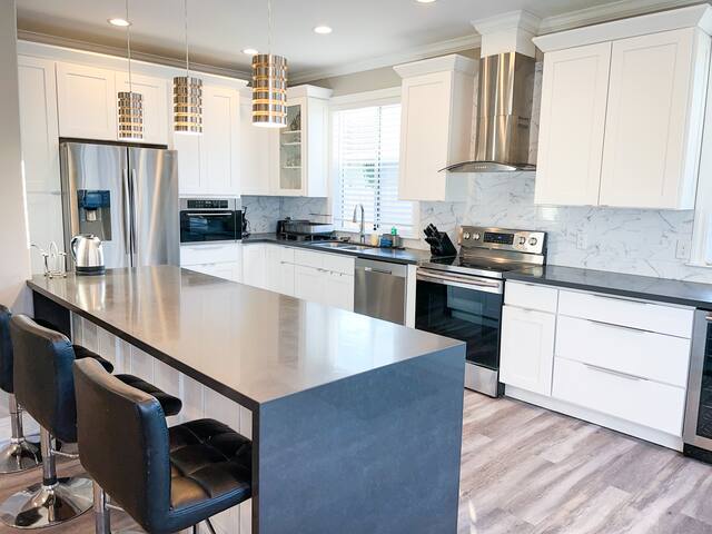 5 Bedroom 4 Bath 2 Homes 1 lot gallery image 4